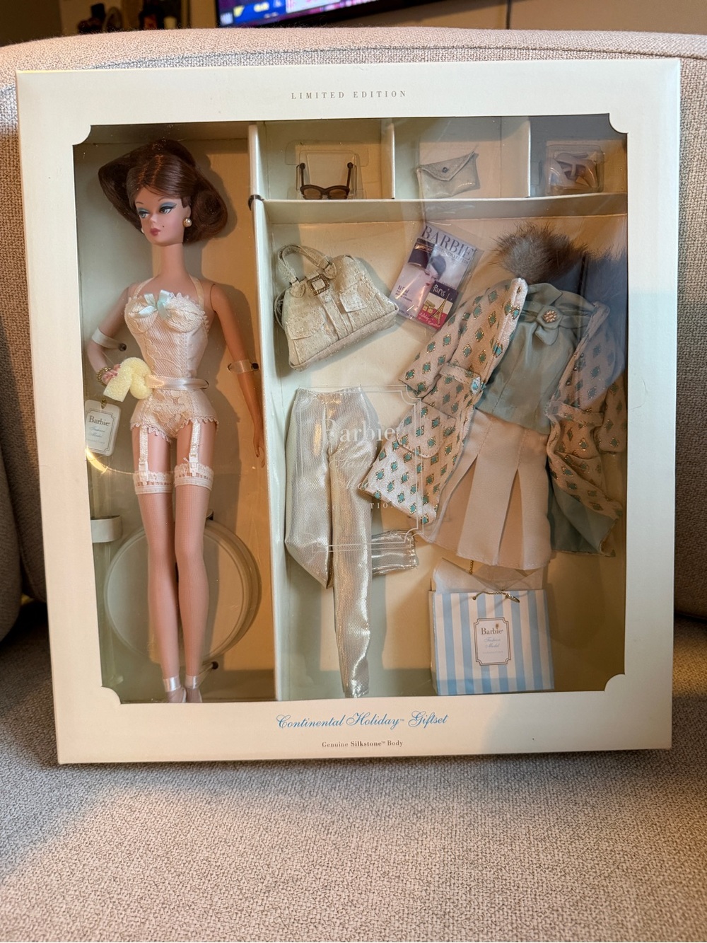 2001 Barbie Fashion Model Collection, Continental Holiday Barbie Giftset, new